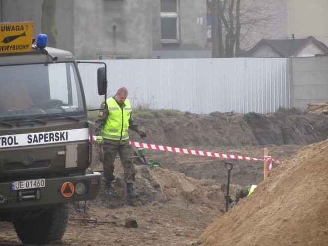 Saperzy przeczesują teren budowy