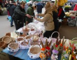 Wielkanocne ozdoby na targowisku Korej w Radomiu. Są koszyczki, palmy, pisanki, zajączki