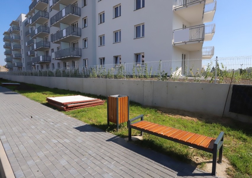 Kończą budować kolejny blok mieszkalny na miniosiedlu „Mieszkania Zbrowskiego” w Radomiu. Oto nowe zdjęcia 