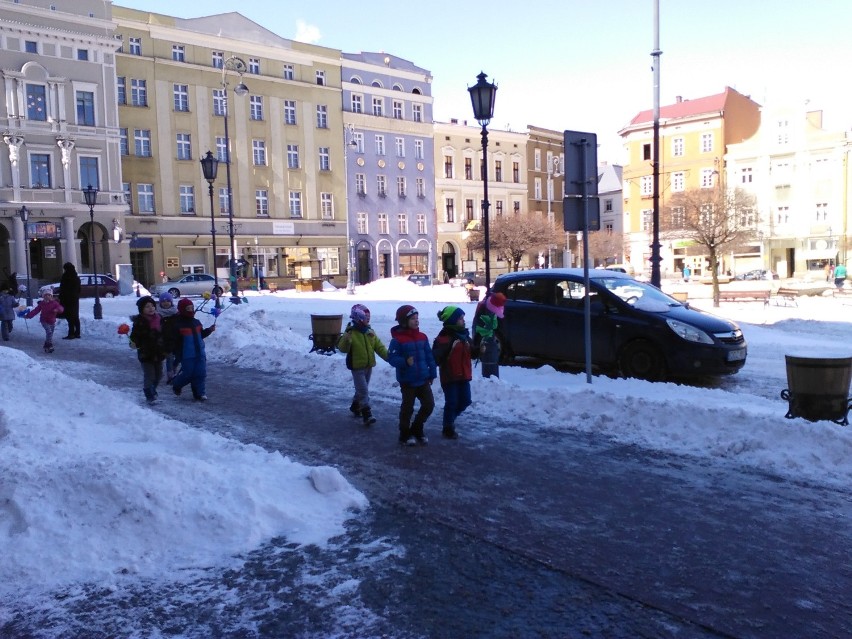 Kolorowy marsz przez Rynek - zobaczcie, dzieci witają wiosnę w Wałbrzychu! 