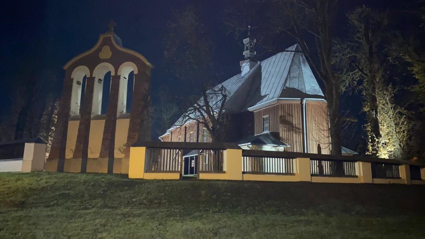 Zabytkowy kościół w Szebniach ma już oświetlenie zewnętrzne. Zobaczcie, jak świeci pełnym blaskiem [GALERIA]