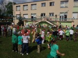 "Bal dla ziemi" w przedszkolu.  Przebrania dzieci nawiązywały do motywów  roślinnych i zwierzęcych
