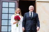 Jacek Kurski, po ślubie w Krakowie, sprawdza się jako mąż. Donosi żonie naleśniki do łóżka