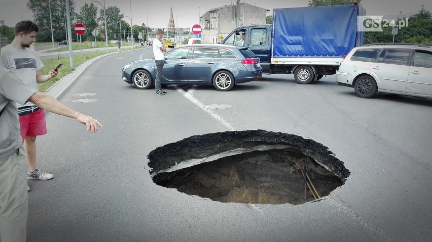 Zapadła się jezdnia na ul. Wiosennej w Szczecinie. Zrobiła się wielka dziura! [ZDJĘCIA, WIDEO]