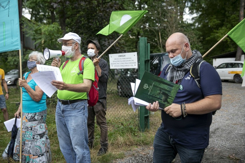 Protest pod siedzibą Związku Łowieckiego. "Stop polowaniom na ptaki, niech lecą!"