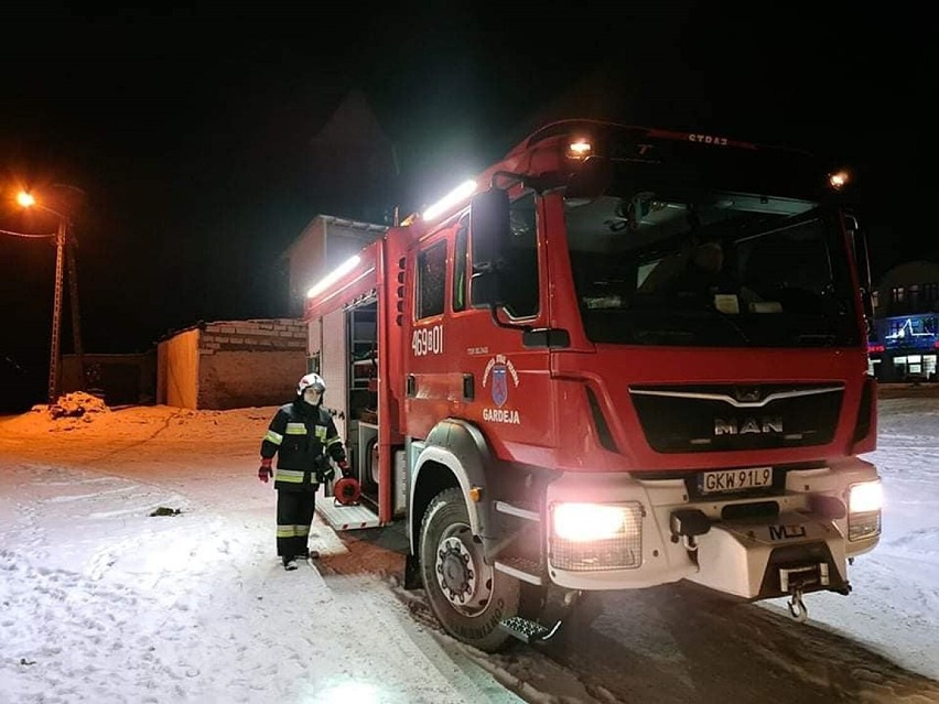 Strażacy z OSP Gardeja pomagali przy osuszaniu zalanej...