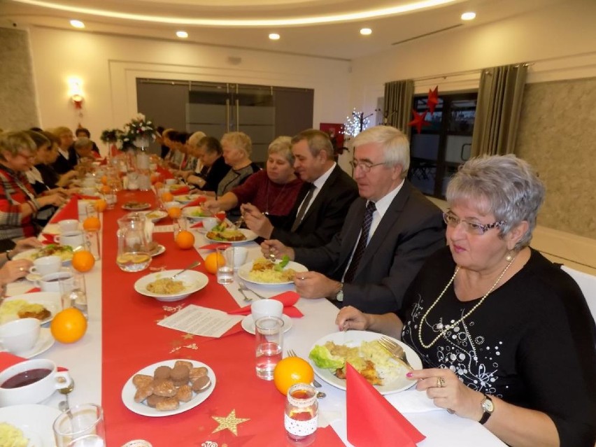 Przedświąteczne spotkanie w klubie seniora "Optymiści" w Ostrowie [FOTO]