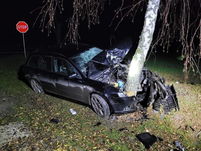 Wypadek w Gołotach - audi wjechało w drzewo