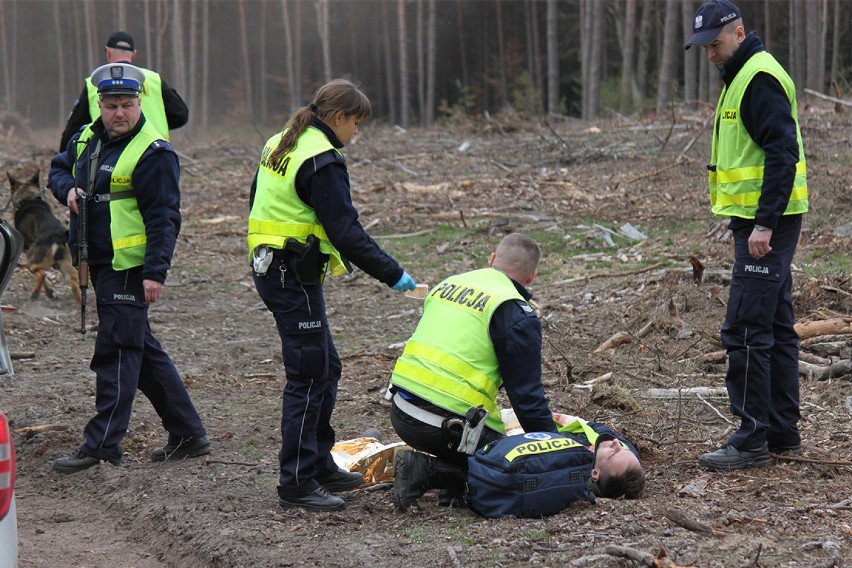 Pościg za dwoma sprawcami napadu z bronią w ręku [ZDJĘCIA]