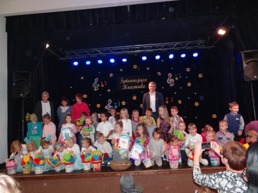 Przedszkolaki śpiewające w GCK w Dobrzycy