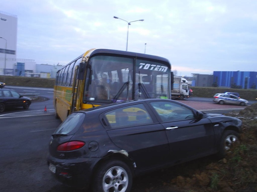 Śrem: kraksa na obwodnicy miasta. Autobus uderzył w alfę romeo