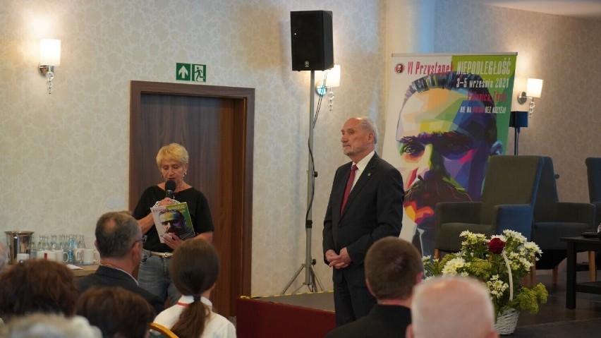 Krystyna Śliwińska i Antoni Macierewicz na Przystanku Niepodległość