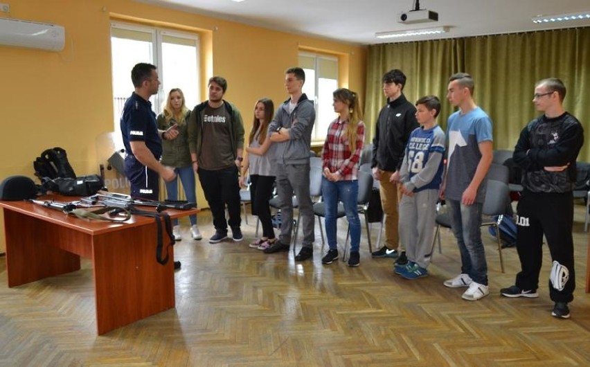 Przyszli policjanci zobaczyli w komendzie policji w Oświęcimiu jak może wyglądać ich służba