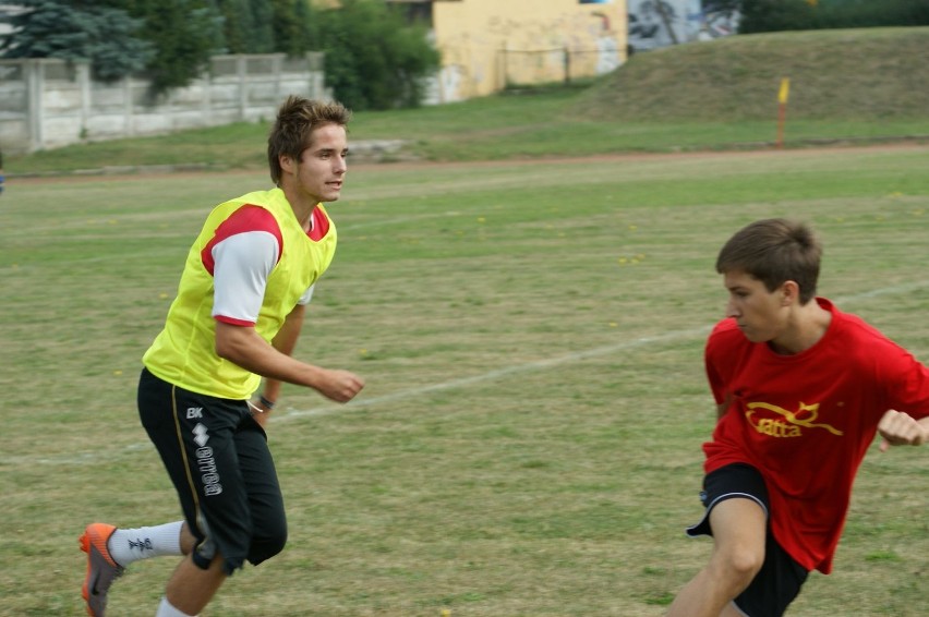 Dobra lekcja gry w piłkę nożną: mecz MKS - Gatta [zdjęcia]