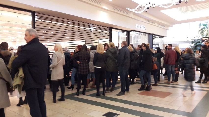 Szaleństwo wyprzedaży. Tłumy w centrach handlowych - tak jest co roku tuż po świętach