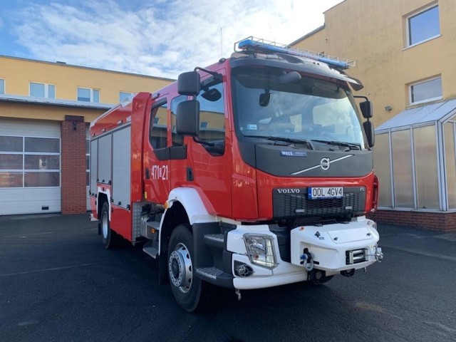 Nowe czerwone volvo w komendzie straży pożarnej w Oleśnie.