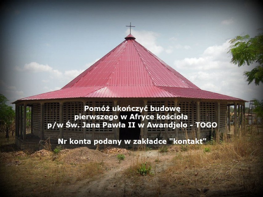 Na zdjęciach: ksiądz Łukasz Kobielus z parafianami w...