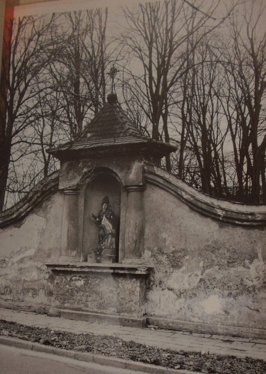 Figurka w kapliczce w murze Starego Cmentarza przed...