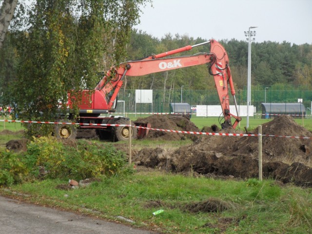 W poniedziałek, 12 października, ustecki ratusz przekazał wykonawcy plac budowy na terenie Ośrodka Sportu i Rekreacji. Powstanie tu Centrum Tenisowe. Ale na początek – jeden kort. To inwestycja realizowana z Budżetu Obywatelskiego. I tak się złożyło, że rozpoczęła się wraz z ogromnym sukcesem Igi Świątek.