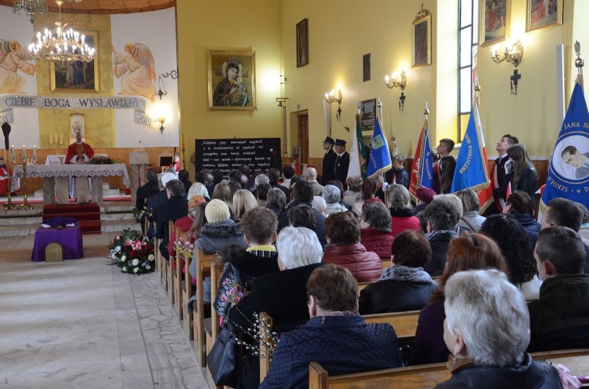 Podczas obchodów w Łękawie uczniowie zaprezentowali spektakl...