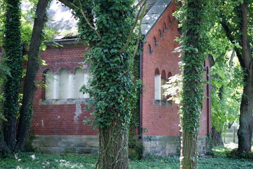 Monumentalna kaplica cmentarna, połączona 20-metrowym...