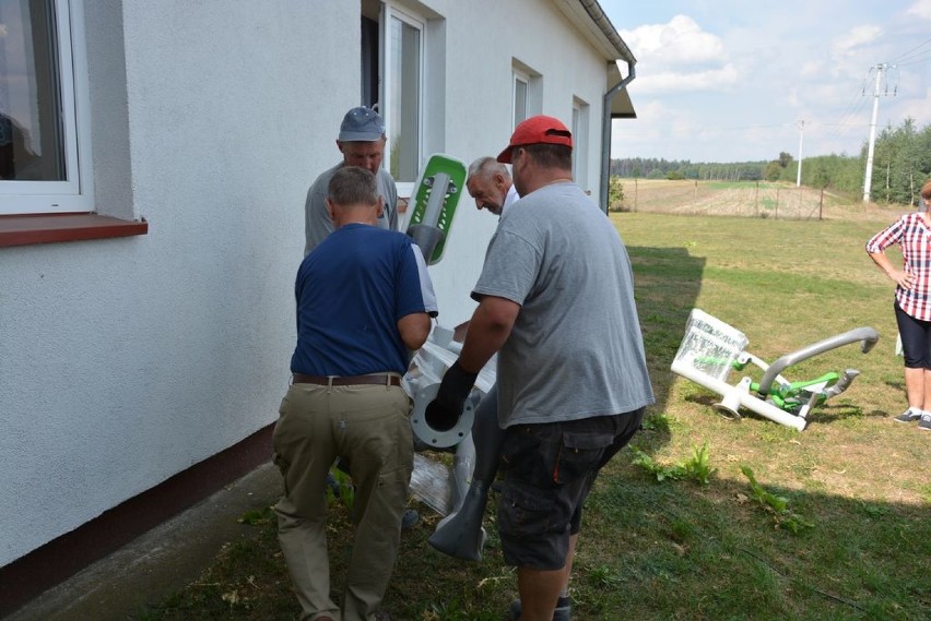 Montaż siłowni plenerowej w Łęce