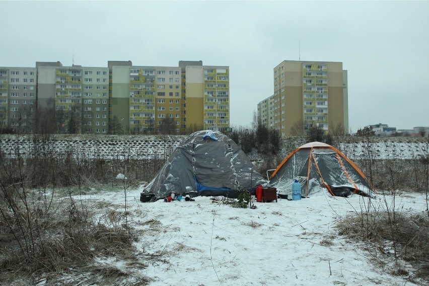 Bezdomni w Łodzi starają się przetrwać zimę. W mroźne i...