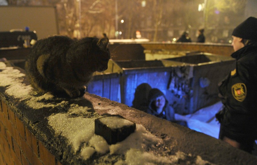 Bezdomni zimą w Łodzi. Nie bądźmy obojętni. Może to uratować kogoś przed zamarznięciem 