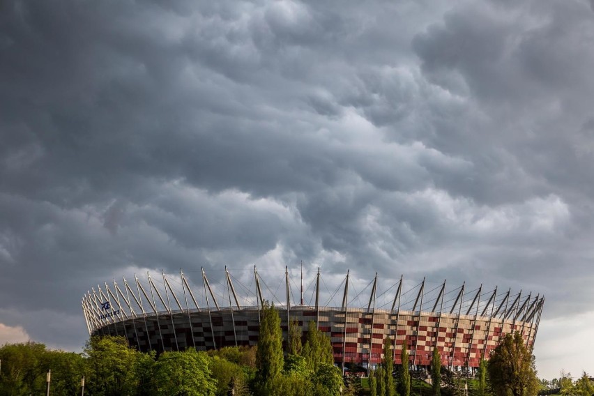 Burze w Warszawie. Mieszkańcy miasta otrzymują wiadomości...