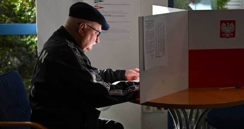 Były prezydent Lech Wałęsa oddał głos w lokalu wyborczym na...