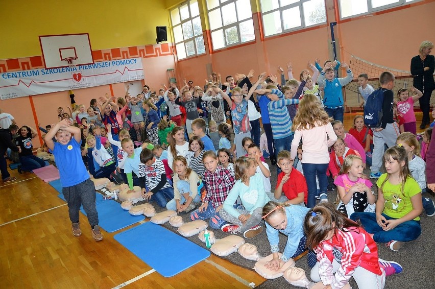 Uczniowie bili rekord w udzielaniu pierwszej pomocy [FOTO]