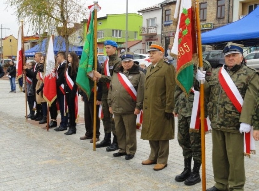 Uczniowie klas mundurowych ślubowali na Rynku w Starachowicach (ZDJĘCIA)