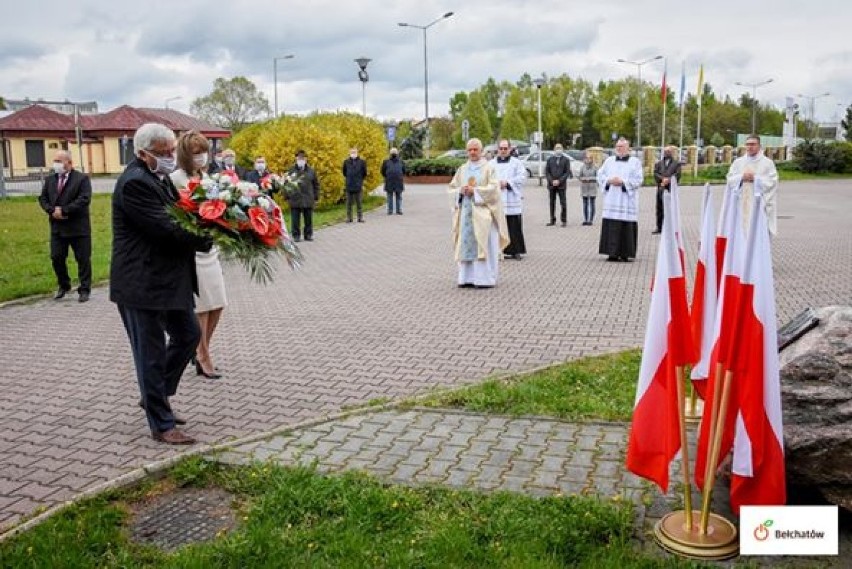 Kwiaty pod pamiątkową tablicą w Bełchatowie. W 229. rocznicę uchwalenia Konstytucji 3 Maja