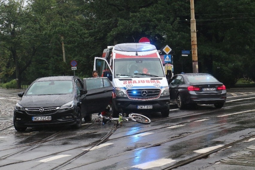 Wrocław. Zobacz zdjęcia z groźnego wypadku rowerzystki przy moście Zwierzynieckim