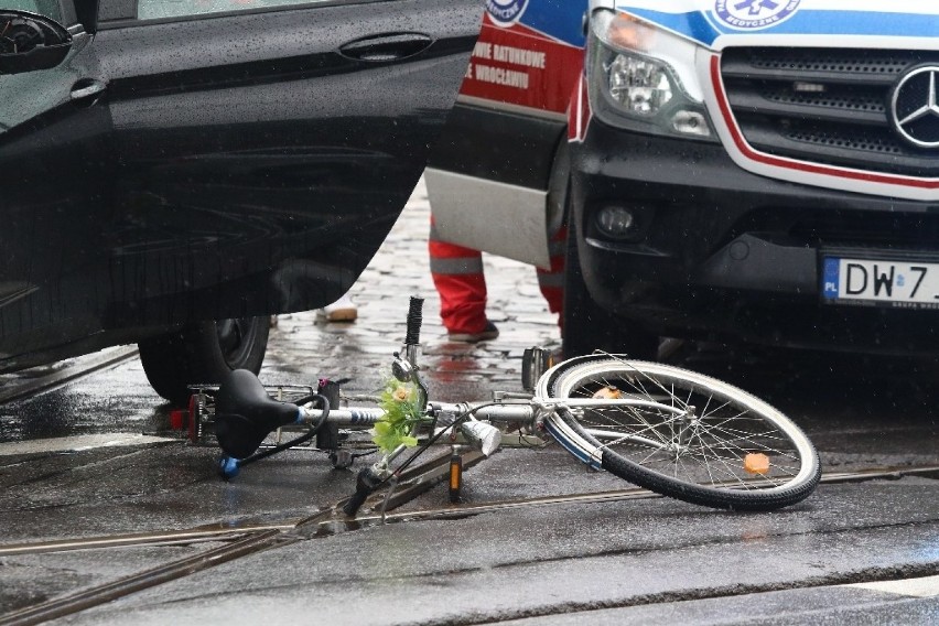 Wrocław. Zobacz zdjęcia z groźnego wypadku rowerzystki przy moście Zwierzynieckim