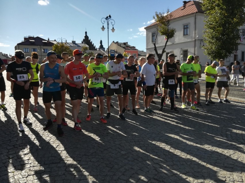 Zawodnicy wystartowali z bieckiego Rynku ( drugi od lewej...