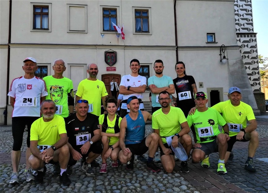 Zawodnicy wystartowali z bieckiego Rynku ( drugi od lewej...