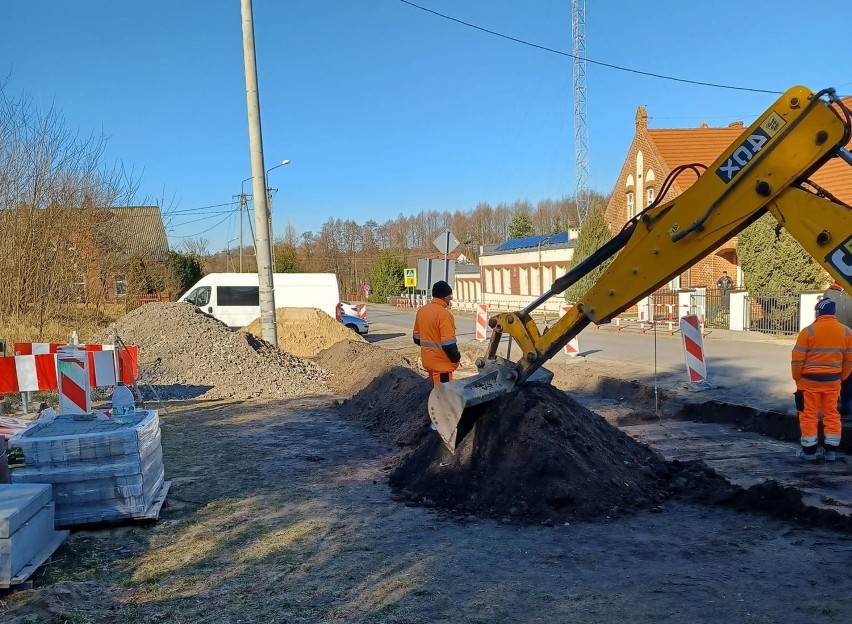 Rozpoczęto budowę przejść dla pieszych na drogach powiatu...