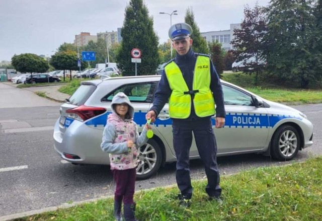 W ramach akcji "Świeć przykładem - noś odblaski," policjanci odwiedzili szkoły, przedszkola, place zabaw i inne miejsca, gdzie spotykają się dzieci i dorośli

Zobacz kolejne zdjęcia/plansze. Przesuwaj zdjęcia w prawo naciśnij strzałkę lub przycisk NASTĘPNE