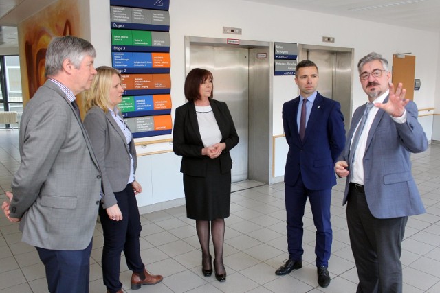 Starosta Grzegorz Garczyński oraz prokurent Jolanta Siwicka odwiedzili szpital w Beeskow, który przekazał sprzęt o wartości ponad 50 tys. zł.