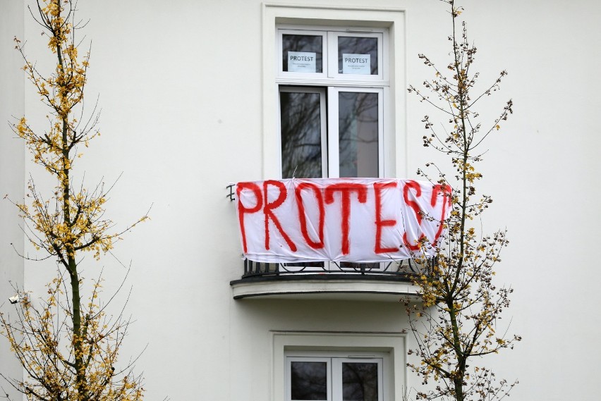 Protest pracownik MOPR w Piotrkowie trwa