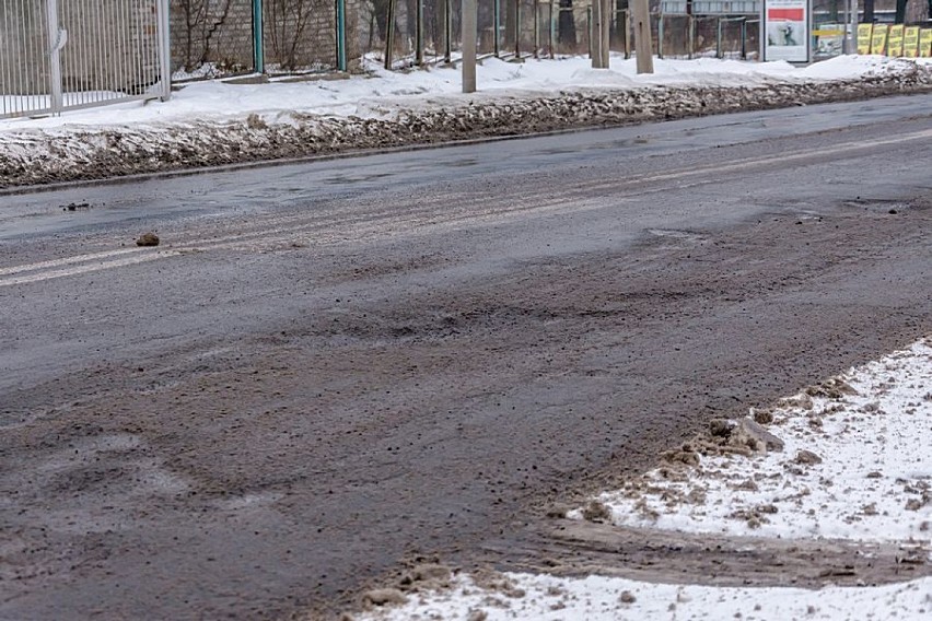 Razem ze śniegiem stopniał asfalt na wielu ulicach Wałbrzycha. Zobaczcie, ile pojawiło się dziur na wałbrzyskich drogach(ZDJĘCIA)