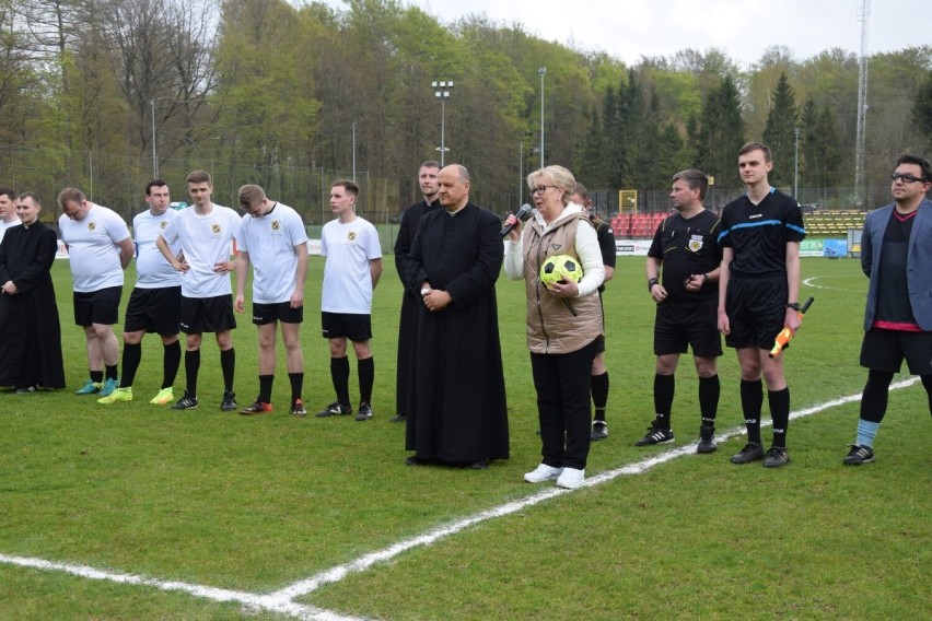 Majówka 2022. W Wejherowie w meczu charytatywnym zagrali samorządowcy kontra księża