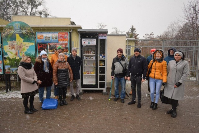 Otwarcie pierwszej lodówki społecznej w Mogilnie 18.01.2023.