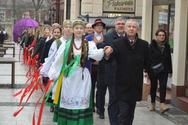 5 stycznia na Rynku w Kartuzach odbędzie się Polonez Maturzystów 2023.