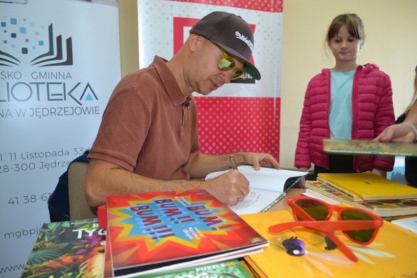 Przemysław Wechterowicz, autor wielu książek dla dzieci spotkał się z młodymi czytelnikami w Bibliotece Publicznej w Jędrzejowie