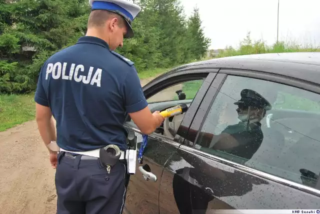 W weekend suwalscy mundurowi ujawnili 6 nietrzeźwych kierowców. Pierwszego z nich policjanci zatrzymali do kontroli w piątkową noc  w Starym Folwarku. 47-latek siedzący za kierownicą mercedesa miał ponad 1,9  promila alkoholu w organizmie. 

Śmiertelny wypadek na trasie Hajnówka - Białystok [ZDJĘCIE]