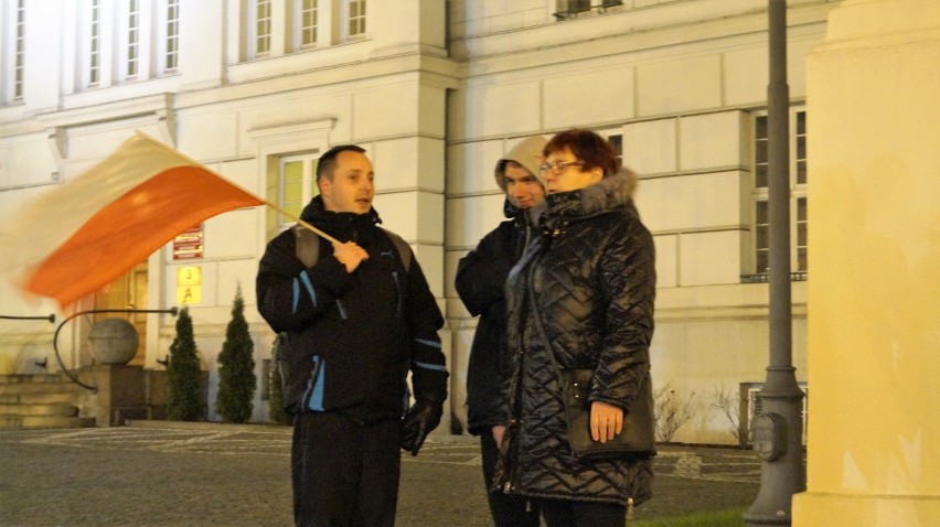 Protest nauczycieli przed siedzibą Urzędu Wojewódzkiego w Bydgoszczy [zdjęcia, wideo]