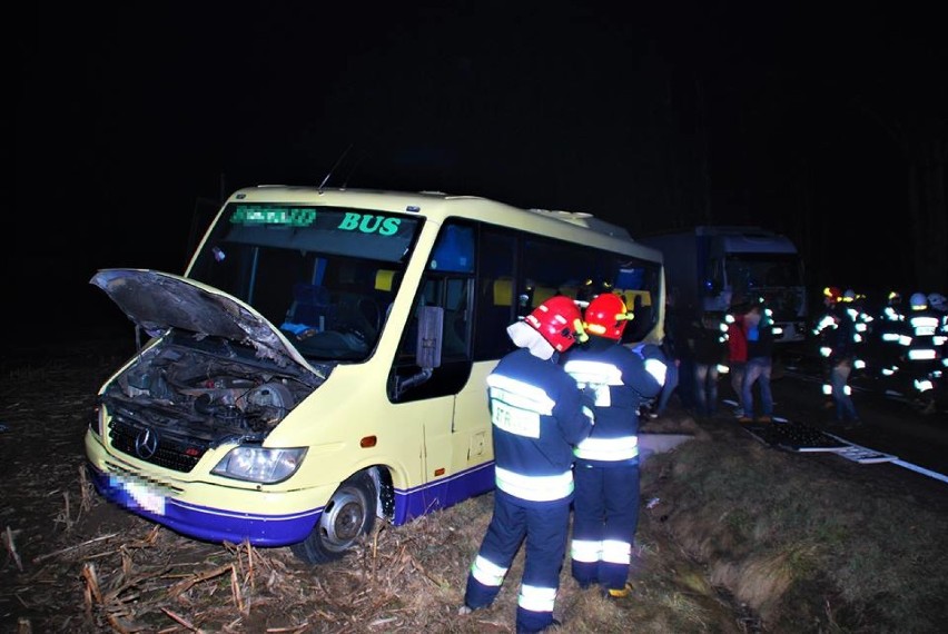Wypadek we Włosienicy. Bus zderzył się z ciężarówką. Dwie osoby ranne