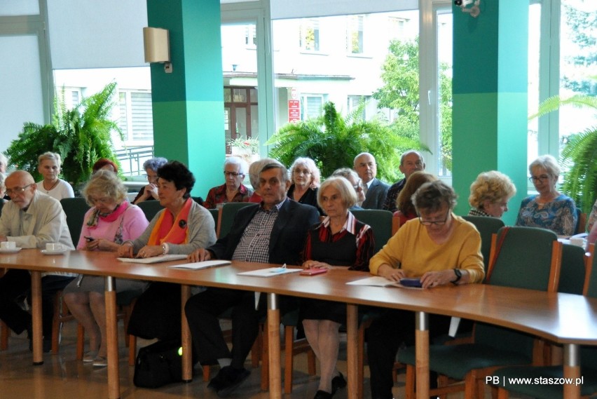 Seniorzy słuchają wykładu dr hab. prof. Jacka Pielasa